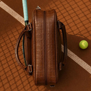 Bolsa deportiva de cuero resistente para palas de pickleball, ideal para jugadores que buscan elegancia y funcionalidad a un precio razonable. - Product Image 4