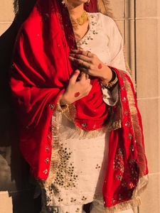 ชุดสาหรี่กะมีซดีไซน์เนอร์สุดหรูแบบสามชิ้น พร้อมงานปักกระจกและเลื่อมแท้ ผ้าไหมทันสมัย - Product Image 2