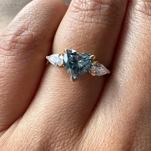 Anillo de Compromiso con Diamante Azul de 1.70 Quilates Cultivado en Laboratorio, Corte Pera de Tres Piedras, Joyería de Diamantes de Color, Regalo para Ella - Product Image 2