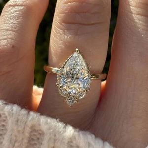 Anillo de Compromiso con Hermoso Diamante Creado en Laboratorio, Corte Marquesa de 2.5 Quilates, Chapado en Oro de 14k - Product Image 3