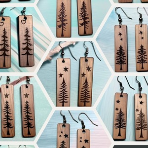 Boucles d'oreilles pendantes en bois avec motif arbre et cœur, gravées au laser, forme rectangulaire, bijoux artisanaux en bois naturel - Product Image 5