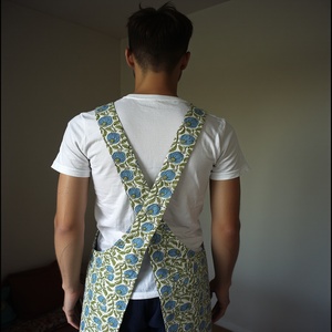 Delantal de algodón azul y verde floral elegante unisex con diseño funcional de tacto suave y aspecto elegante para el trabajo de cocina - Product Image 2