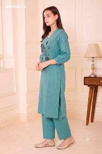 Kurti long et droit en rayonne et coton slub de bonne qualité avec broderie, et pantalon assorti – Fournisseur d'Inde - Product Image 2