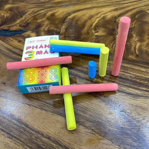 ชอล์กสีปลอดสารพิษ ไร้ฝุ่น สำหรับครูเขียนกระดานดำ - Product Image 1