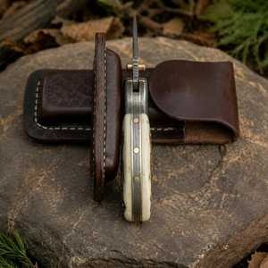 Couteau de chasse en acier Damas avec manche en os, lame à pointe tombante dentelée, ouverture par bouton de pouce, étui en cuir - Product Image 6