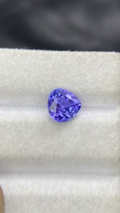 Pierre précieuse naturelle certifiée Tanzanite naturelle taille cœur 8 MM avec une couleur et un lustre excellents, Zoisite naturelle 2,13 carats sous loupe - Product Image 2