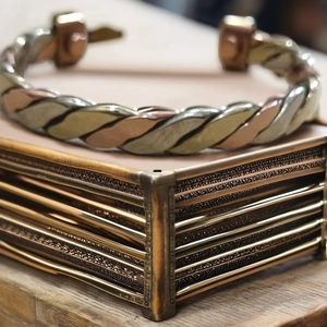 Vente chaude Double Métal Cuivre Bracelet Magnétique Sculpture Moderne Pas Cher avec Religieux Antique Style Traditionnel Fabriqué en Chine - Product Image 6