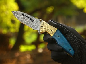 Couteau pliant artisanal en acier Damas, design élégant avec bolster, couteau de poche EDC, manche en os de chameau, lame Drop Point 2,5 mm - Product Image 2