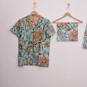 ชุดเสื้อและกางเกงขาสั้นพิมพ์ลายพฤกษศาสตร์หลากสีพร้อมกระเป๋าเข้าชุด - Product Image 1