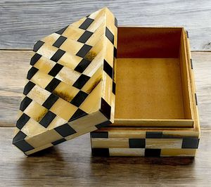 Caja de joyería de resina de diseño de lujo, hecha a mano, elegante, con patrón único, estuche de almacenamiento para anillos, pendientes y joyas. - Product Image 3