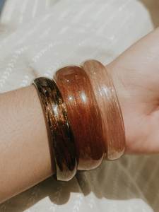 กำไลข้อมือเรซิ่นทำมือจาก Artizon Studio ดีไซน์ลายไล่เฉดสีสวยหรู เป็นมิตรกับสิ่งแวดล้อม เหมาะเป็นของขวัญวันครบรอบแต่งงาน แฟชั่นทันสมัย - Product Image 5