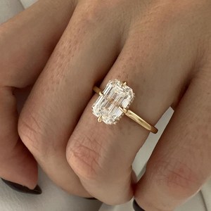 Anillo de compromiso con diamante cultivado en laboratorio de 3 quilates, corte esmeralda, con halo oculto, en oro de 14k, certificado IGI - Product Image 6