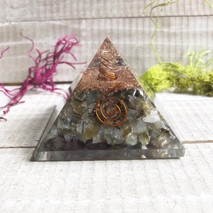 Puces de cristal naturel faites à la main Labradorite Orgone pyramide énergie EMF Protection avec cuivre pierre précieuse de guérison Orgonite pyramide - Product Image 5