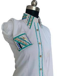 Chemise d'équitation blanche de style western, brodée de strass et de perles, avec détails en cuir - Product Image 1