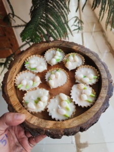 Bougie votive en cire de soja parfumée au jasmin, artisanale et personnalisée, dans un pot en métal doré, pour anniversaires, mariages, Ramadan, Diwali, et la maison - Product Image 3
