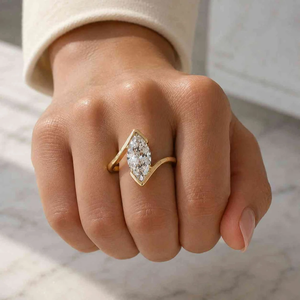 Bague de fiançailles pour femme en or 14 carats avec diamant taille marquise, sertissage clos, design géométrique minimaliste - Product Image 5
