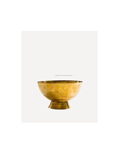 Cuenco de servicio de latón hecho a mano de aspecto antiguo con diseño de talla floral para una cena elegante y un propósito de regalo - Product Image 3