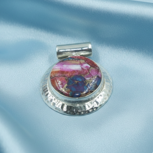 Pendentif artisanal martelé en argent avec turquoise rose coquillage, forme ronde, bijoux bohèmes, incrustation de pierres précieuses naturelles, cadeau ethnique tendance pour femme - Product Image 6