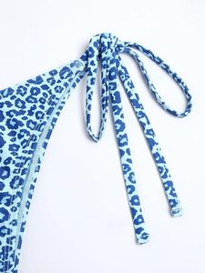 Conjunto de bikini con estampado de leopardo azul para mujer, top triangular con cuello pronunciado, parte inferior con lazo lateral, elastano, poliéster elástico - Product Image 5