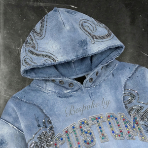 Sudadera con capucha y cremallera para hombre, estilo streetwear, con parches bordados, lavado ácido, personalizada con DTG, pedrería y estampado gráfico. - Product Image 3