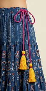 Jupe bohème en coton avec pompons et imprimé floral bleu marine - Product Image 1