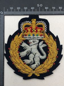 ตราสัญลักษณ์สั่งทำพิเศษรูปสิงโตกำลังดุร้าย ปักด้วยด้ายโลหะสีเงินและสีทอง 3 มิติ พร้อมมงกุฎราชวงศ์ งานปักมือสุดหรูหรา - Product Image 3