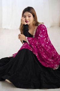 Conjunto de Vestido Anarkali de Georgette Blanco Premium con Bordado Rosa en Dupatta de 2.2 Metros, Cuello en V, Manga Larga, Falda de 2.7 Metros, Catálogo Mayorista - Product Image 4