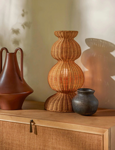 Elegancia y funcionalidad para su decoración. Forma exótica, ideal para la decoración del hogar. Lámpara de mesa de ratán. - Product Image 3