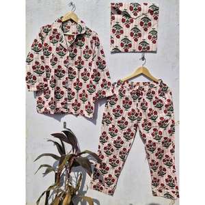 Conjunto de Pijama de Algodón con Estampado Floral para Mujer |   Traje de Dormir Indio a Rayas Hecho a Mano |   Ropa de Casa de Muselina Suave - Product Image 1