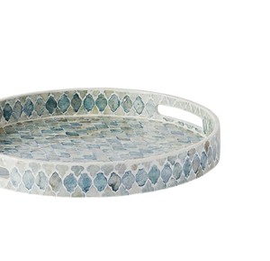 Bandeja redonda de nácar gris suave con diseño decorativo de rombos y asas con recortes para una fácil manipulación. - Product Image 3