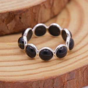 ขายส่งแหวนเงินแท้ 925 ประดับพลอยออนิกซ์สีดำทรงกลมแบบคาโบชอง รุ่น Eternity Band จาก Memoria Jewels - Product Image 4