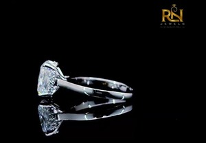 Anillo de compromiso de diamante cultivado en laboratorio de 3 CT con corte alargado tipo cojín, oro macizo, halo oculto tipo catedral, solitario, joyería fina de lujo - Product Image 5