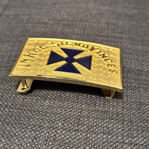 Boucle de ceinture en métal gravée, design croix en laiton doré, motif gaufré, logo personnalisé, accessoire streetwear, style classique et robuste - Product Image 4