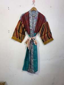 Robe kimono en soie de sari recyclée faite à la main, confortable, patchwork, paréo de plage, peignoir, imprimé floral, pour l'été et le printemps - Product Image 4