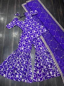 Costume prêt-à-porter en viscose bleu royal avec travail jacquard et broderie - Product Image 4