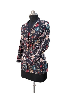 Blusa de satén floral negra elegante para mujer con manga larga con botones Noir Blossom Silk-Feel Top Sexy ODM Garden Print Shirt - Product Image 3