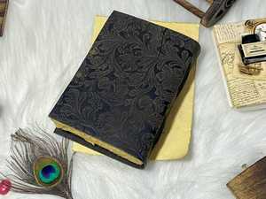Diario de Cuero Negro con Grabado Floral y Cierre Antiguo en Forma de C, Cuaderno Hecho a Mano con Papel Vintage de Borde Desflecado - Product Image 5