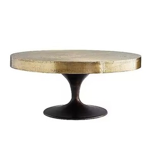 Table basse vintage dorée martelée à plateau circulaire et piétement sur pied, très demandée pour studio ou suite - Product Image 1
