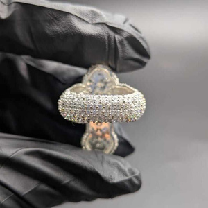 Anillo de compromiso ovalado de moissanita con halo y banda pavé, joyería nupcial brillante, anillo elegante y llamativo, regalo para mujer - Product Image 1