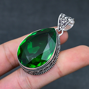 Venta al por mayor de colgantes de plata de ley con peridoto verde facetado ovalado, creados en laboratorio, para mujer. - Product Image 3
