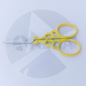 Ciseaux à broder décoratifs en acier inoxydable avec poignées jaunes à motifs ornés pour la couture, la broderie et la coupe de fil - Product Image 6