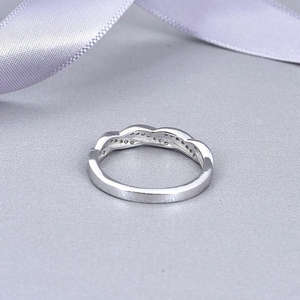 แหวนเงินแท้ 925 ประดับเพชรซิคอน ดีไซน์เกลียว แหวนหมั้น แหวนแต่งงานครึ่งวง หรูหรา ประดับเพชรแบบหนามเตย ทันสมัย สำหรับวันครบรอบ - Product Image 6