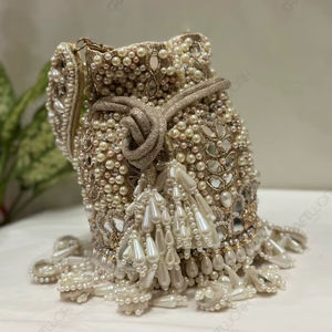 Bolso de mano de lujo para ceremonia nupcial con borde esculpido y borlas en racimo, adornado con perlas y efecto espejo. - Product Image 3