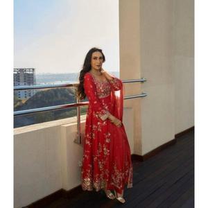 ชุดสัลวาร์ คามีซ แบบทันสมัย ยาวคลุมเท้า แห้งเร็ว สำหรับผู้หญิง พร้อมผ้าคลุมไหล่ - Product Image 1