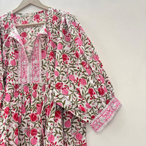 เดรสสั้นคอวี แขนสามส่วน ผ้าฝ้ายพิมพ์ลายดอกไม้แบบแฮนด์บล็อก เป็นมิตรต่อสิ่งแวดล้อม แต่งระบายลูกไม้ทำมือ รุ่นไคร่า สไตล์ชิโนเซอรี - Product Image 4