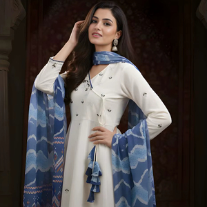 Conjunto de Kurta Anarkali estilo Angrakha de seda romana blanca para mujer, túnica acampanada hasta el suelo, pantalón y dupatta con bordados. - Product Image 1