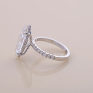 Anillo de Compromiso con Diamante Cultivado en Laboratorio de Corte Marquesa de 5.01 Ct en Oro Blanco, Rosa y Amarillo de 14K |   Anillo de Novia con Halo Oculto y Banda Pavé - Product Image 4