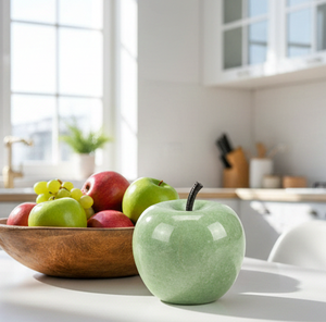 Sculpture de pomme en onyx vert artisanal - Décoration de fruit en pierre naturelle pour accents de luxe à la maison et ornementation élégante de bureau - Product Image 2
