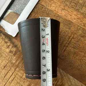 Fabricación de un juego de dados de cuero personalizado con tapa, vaso agitador de cuero marrón para dados. - Product Image 6