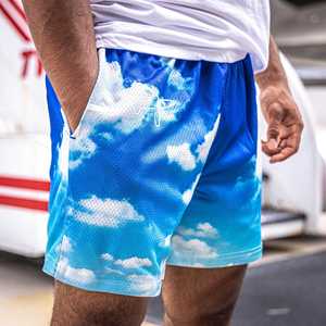 Shorts en maille pour homme, imprimé nuages bleus, taille élastique, respirants, décontractés, avec logo imprimé par sublimation sur le devant - Product Image 2